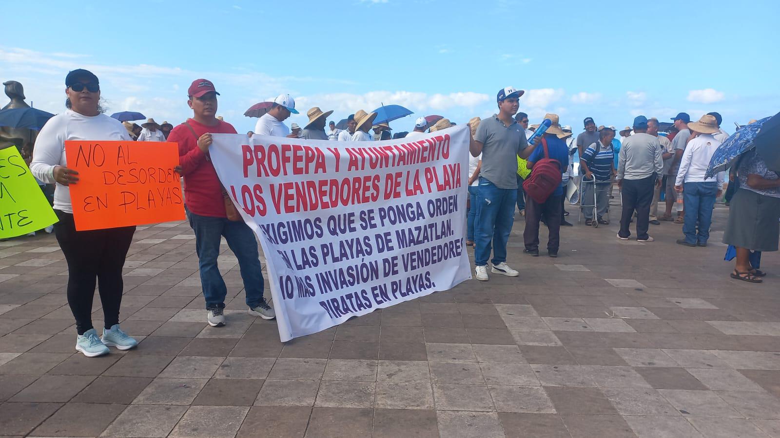 $!Protestan vendedores de playa de Mazatlán contra vendedores sin permiso