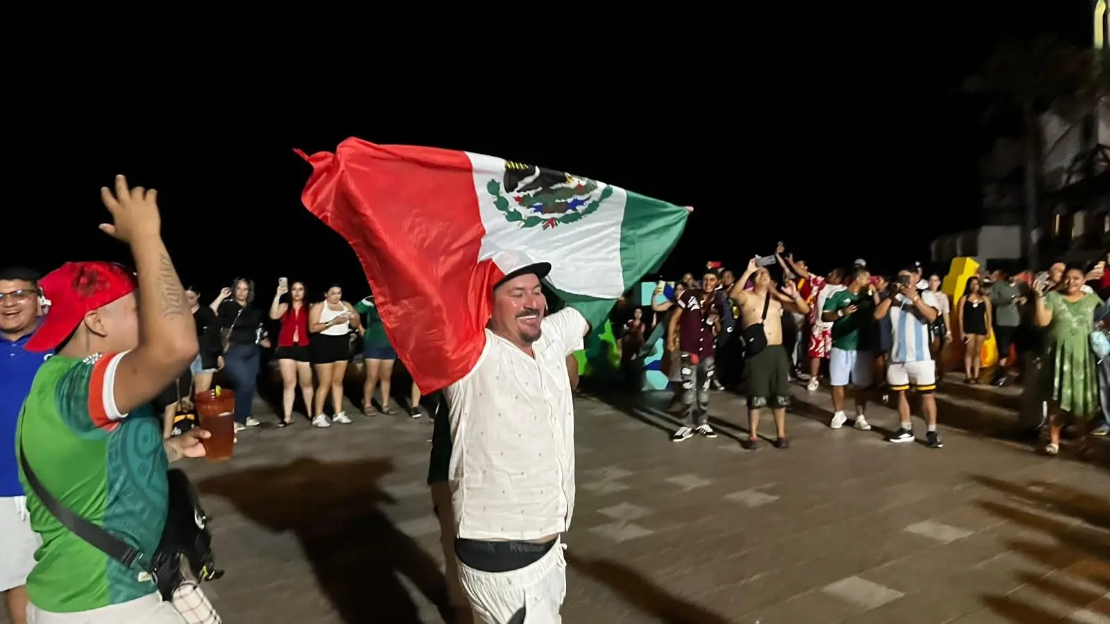 $!Pese a la eliminación del ‘Tricolor’, afición mantiene la fiesta en las Letras de Mazatlán