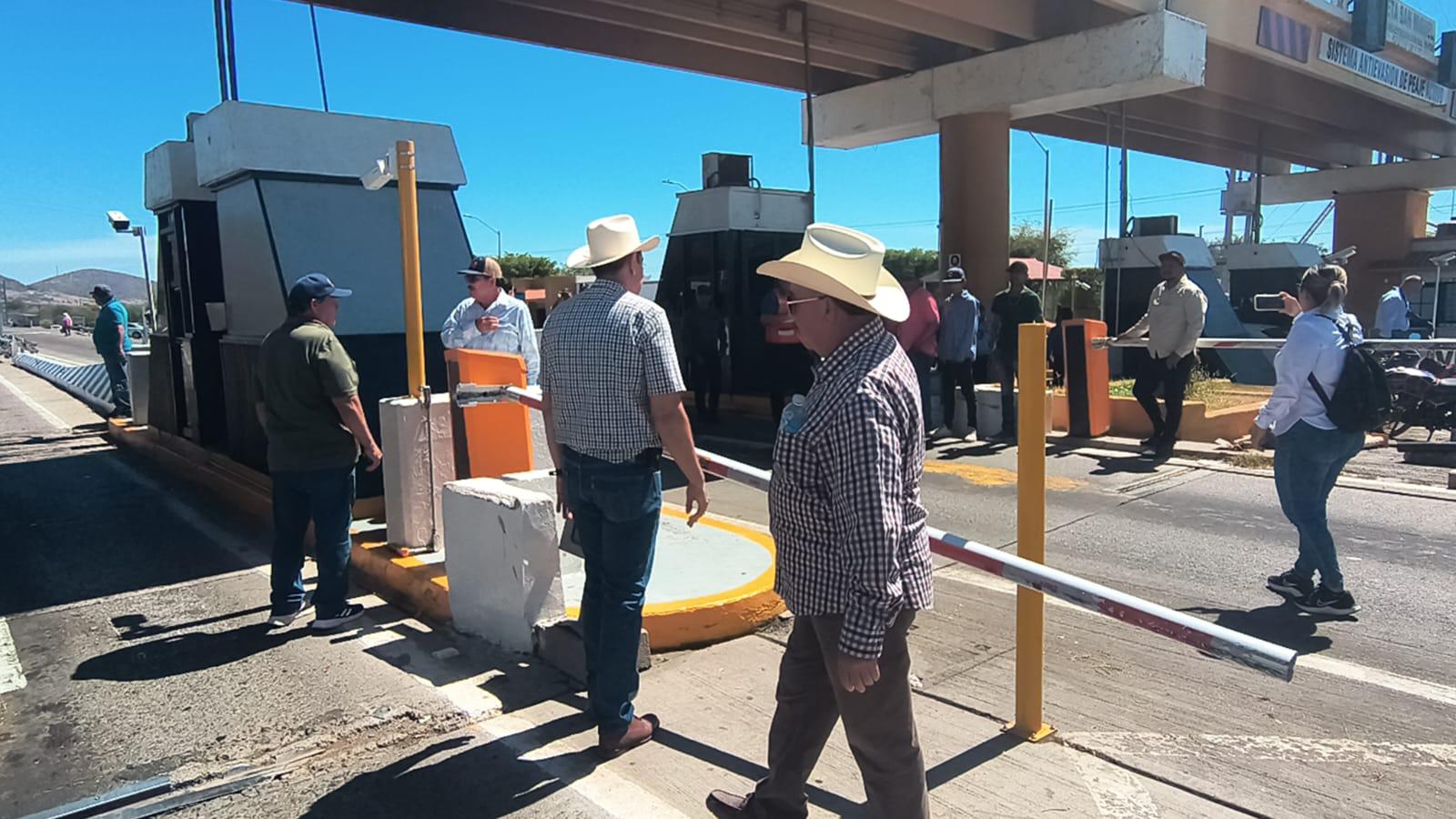 $!Productores toman caseta en San Miguel Zapotitlán y liberan peaje; advierten bloqueo total para el miércoles