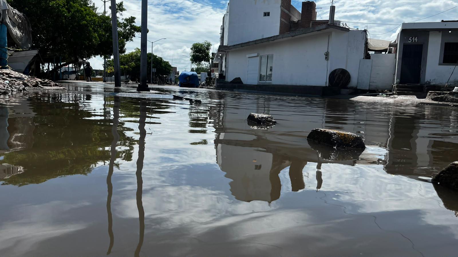$!Se desborda agua en Estero del Infiernillo de Mazatlán y olas brincan en tramos del malecón
