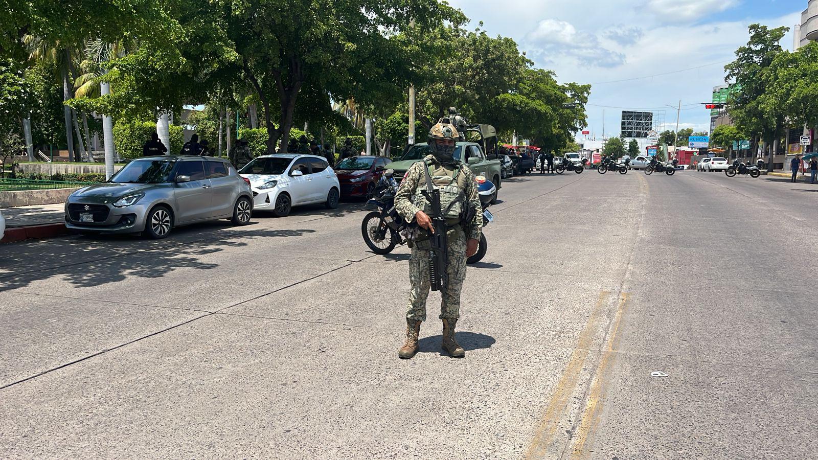 $!Detienen a dos hombres armados frente al Palacio de Gobierno en Culiacán