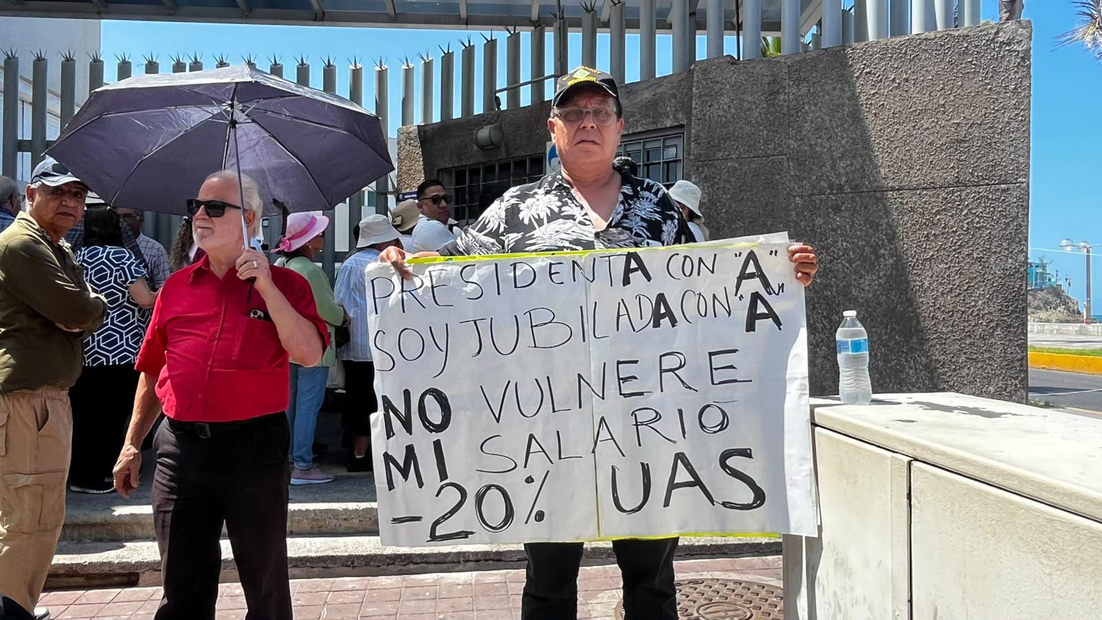 $!Jubilados de la UAS acuden al Poder Judicial para exigir resolución de amparos contra descuentos por reingeniería financiera