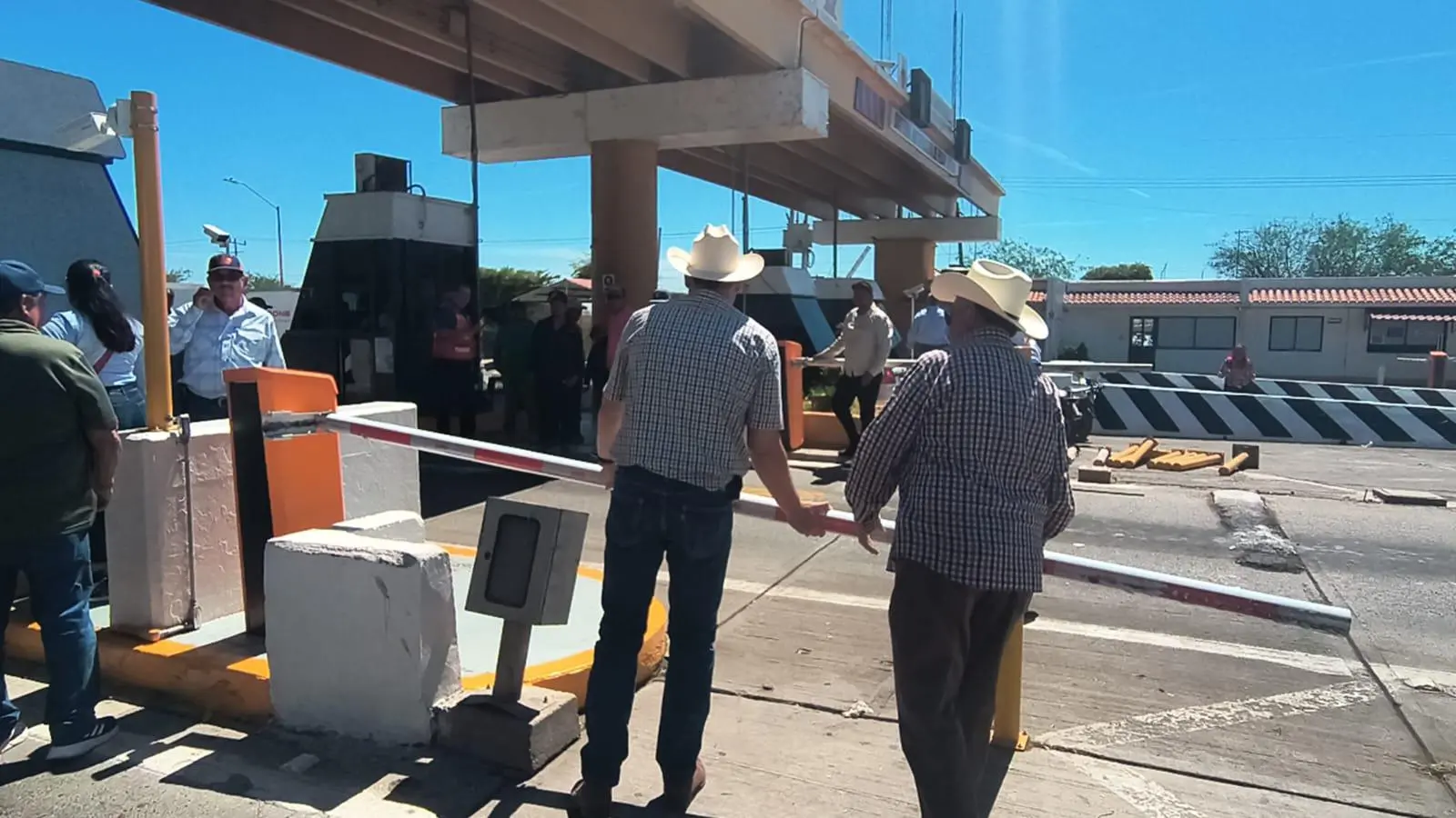 $!Productores toman caseta en San Miguel Zapotitlán y liberan peaje; advierten bloqueo total para el miércoles