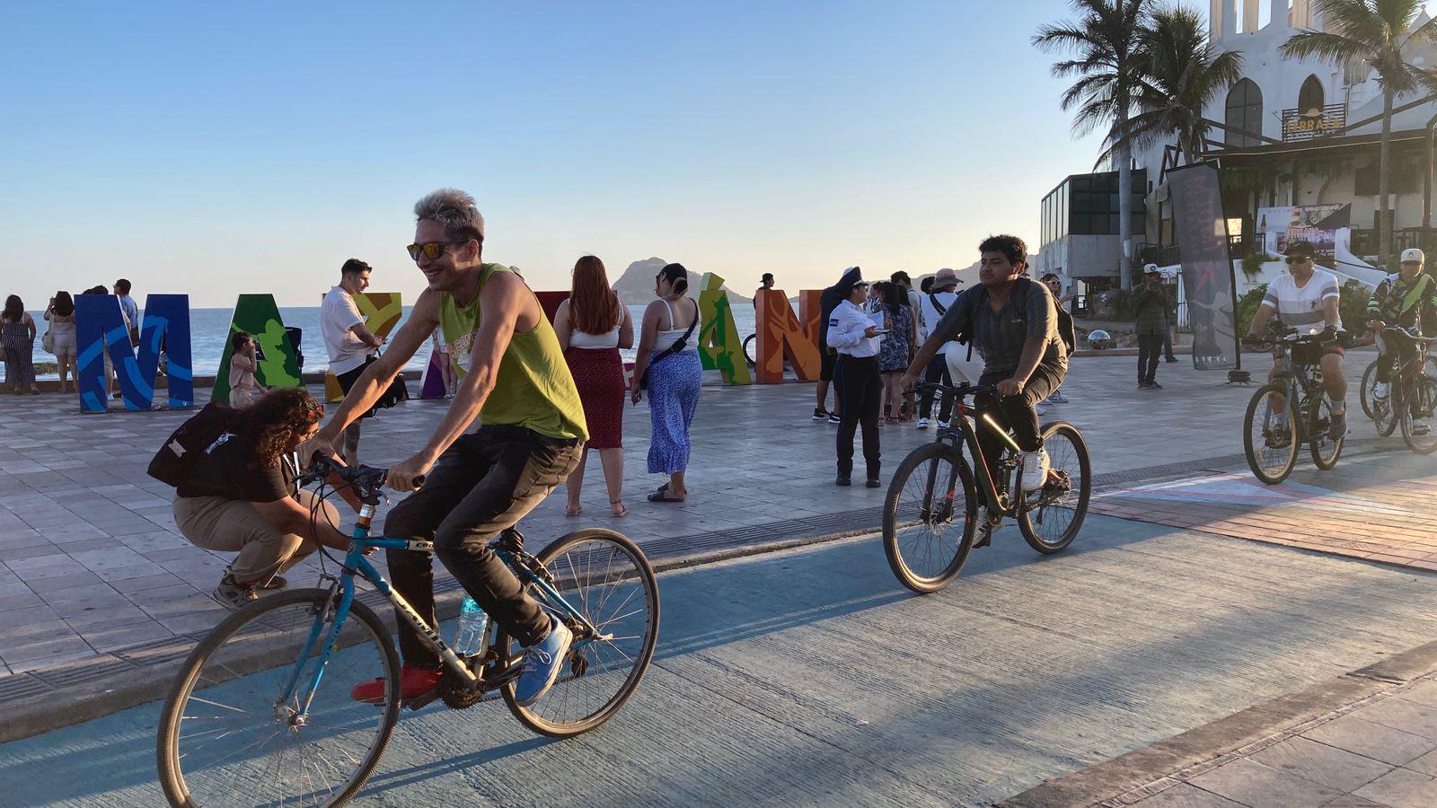 $!Familias mazatlecas celebran el Día Mundial de la Bicicleta con paseo por el malecón