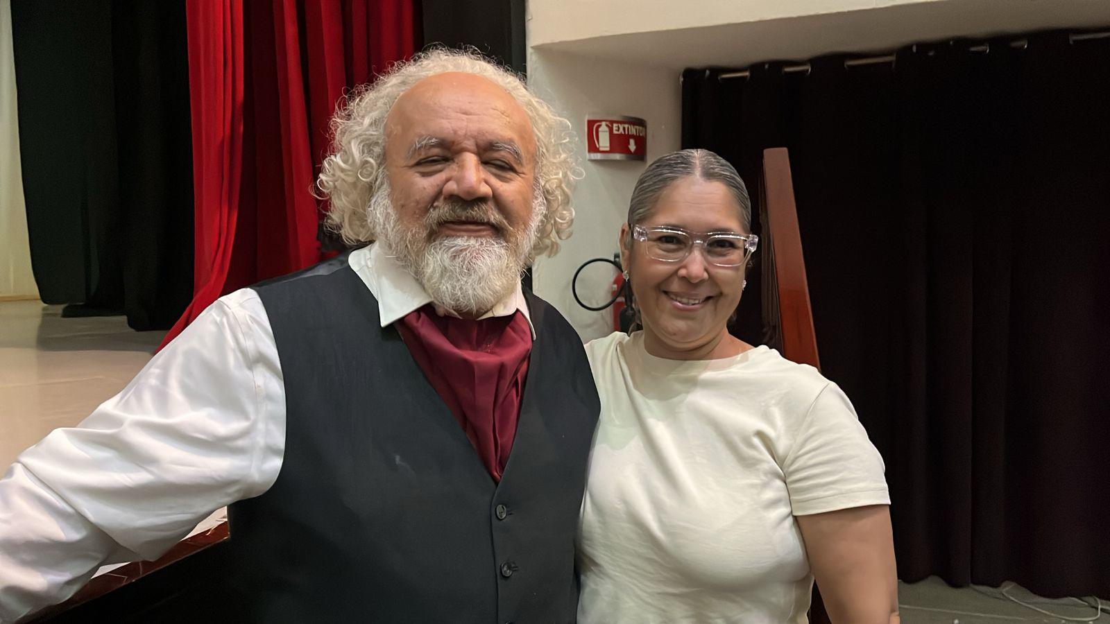 $!La actriz Luiza Millán felicitó al director de teatro homenajeado.
