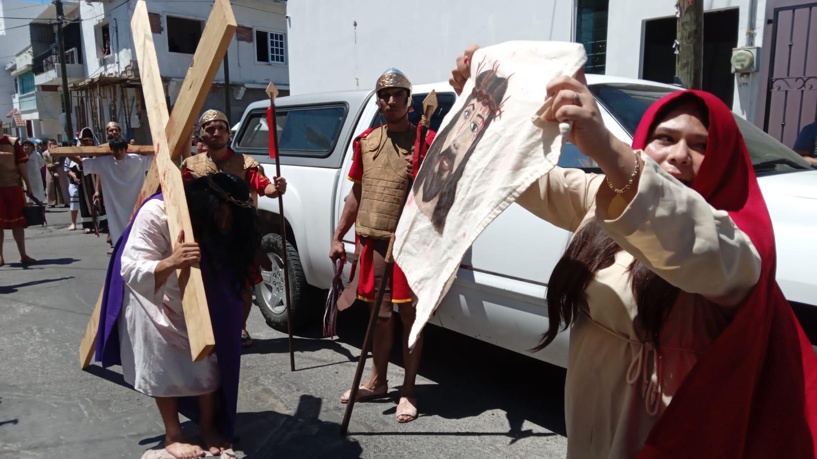 $!Mazatlecos y turistas atestiguan el Viacrucis Viviente en calles del Centro de puerto