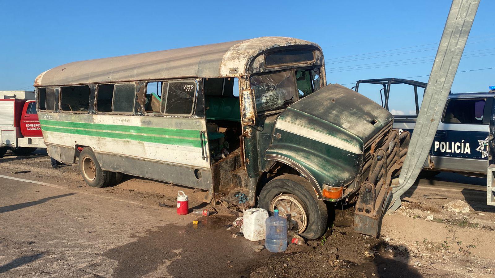 $!Se estrella camión que transportaba a jornaleros agrícolas en Costa Rica, al sur de Culiacán