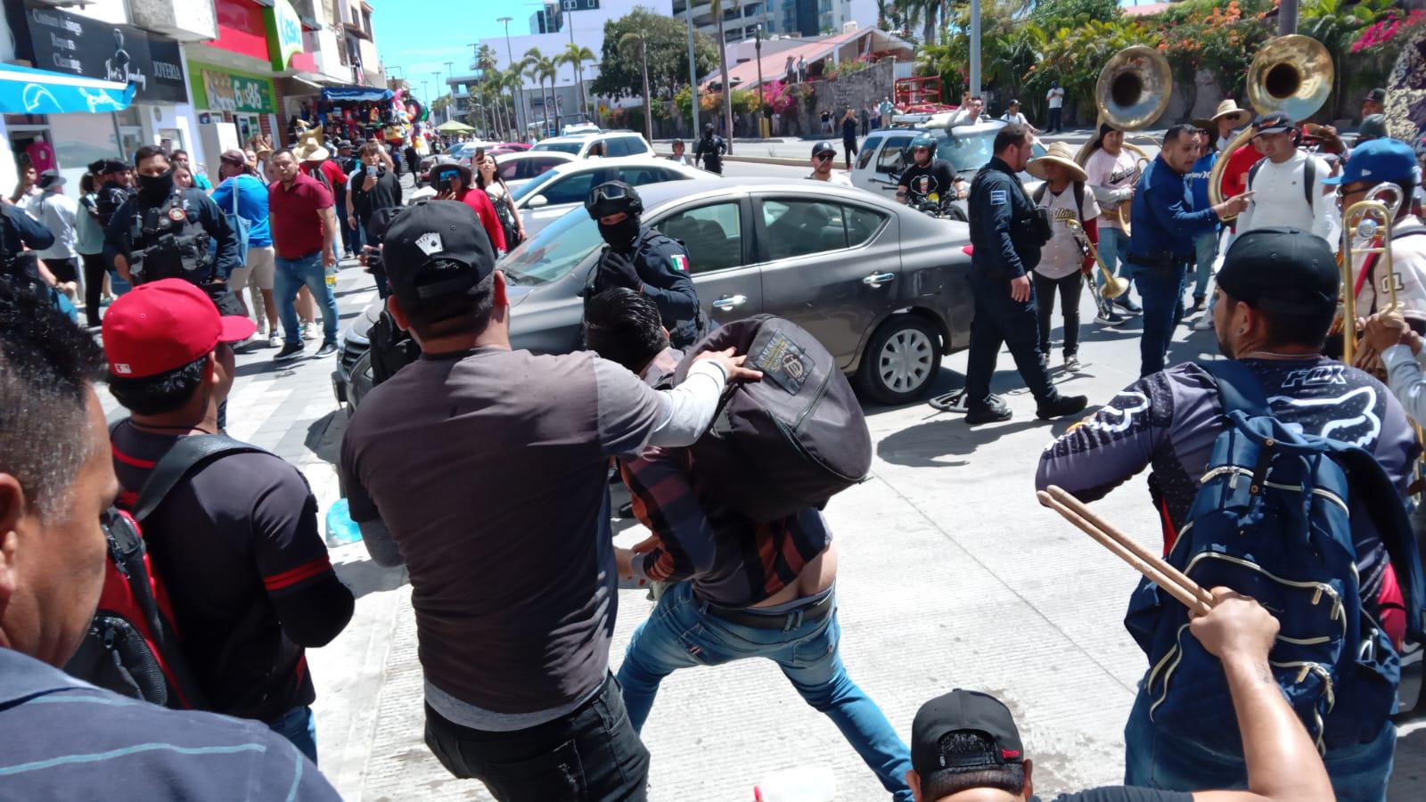 $!Se manifiestan músicos tocando y con marcha en plena zona turística