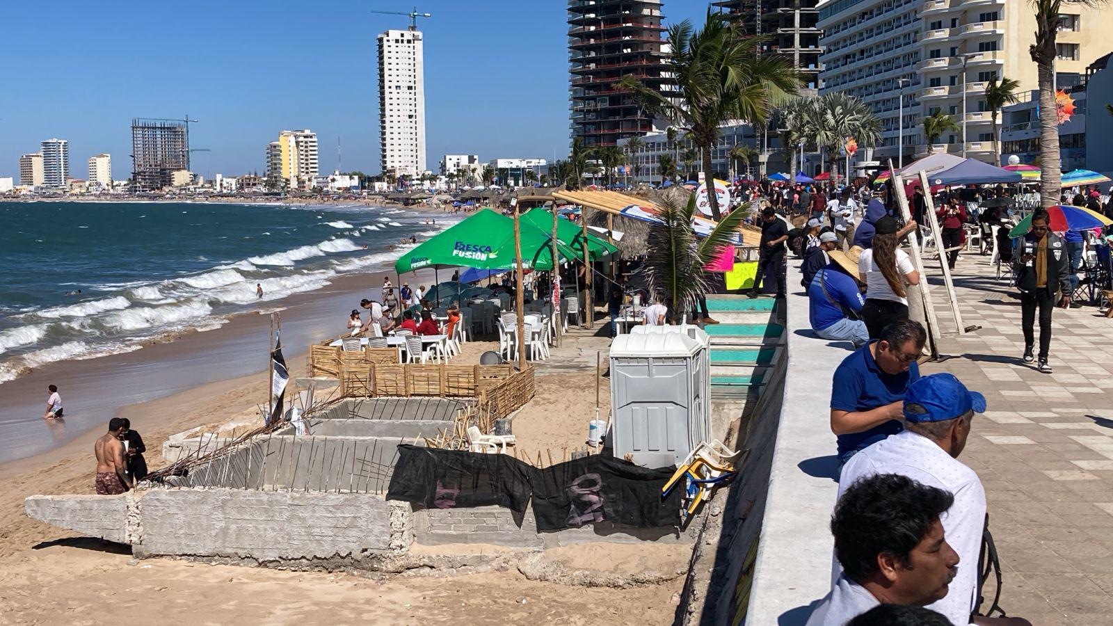 $!Llegan miles de personas al paseo costero para ver el primer desfile del Carnaval