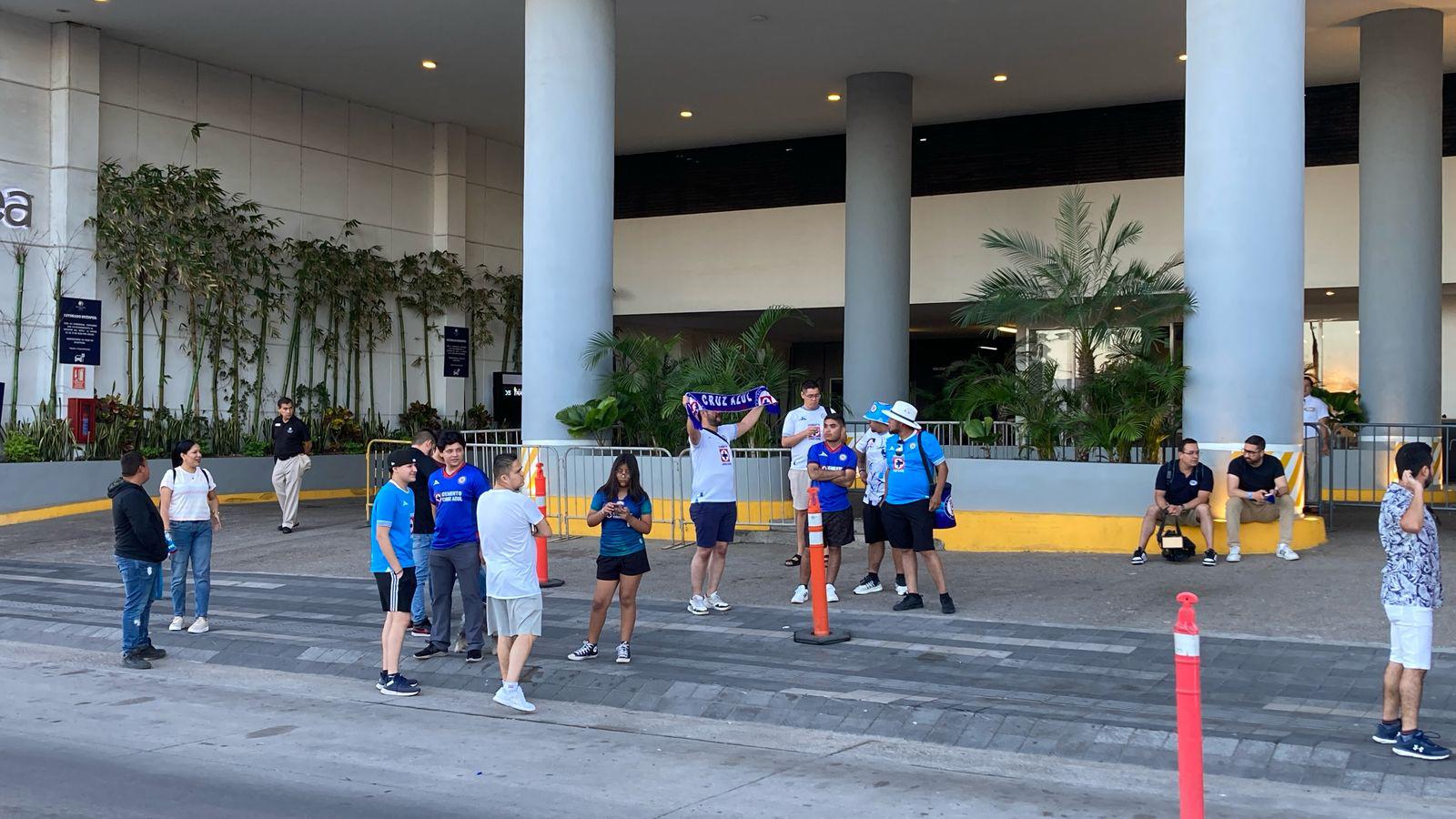 $!Aficionados del Cruz Azul reciben a su equipo en Mazatlán