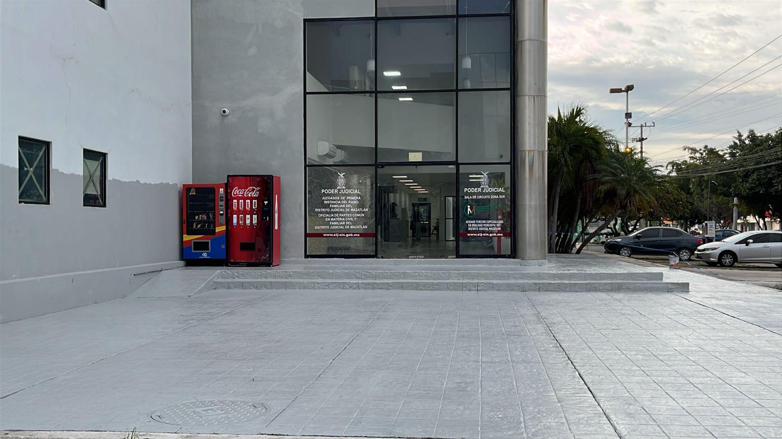 $!Lavan fachada del Ayuntamiento de Mazatlán tras pintas durante la marcha del 8M