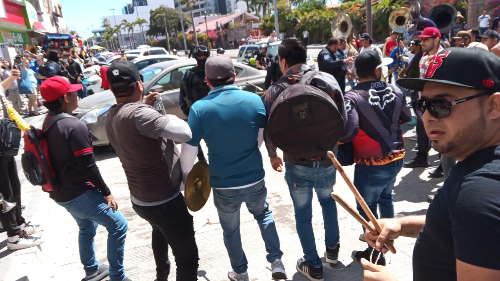 $!Se manifiestan músicos tocando y con marcha en plena zona turística