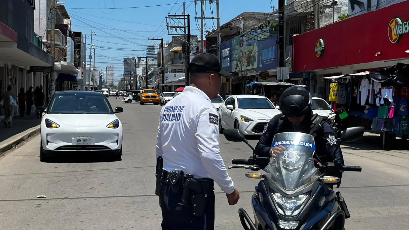 $!Bloquean la calle Aquiles Serdán en el Centro de Mazatlán por problemas con la energía eléctrica