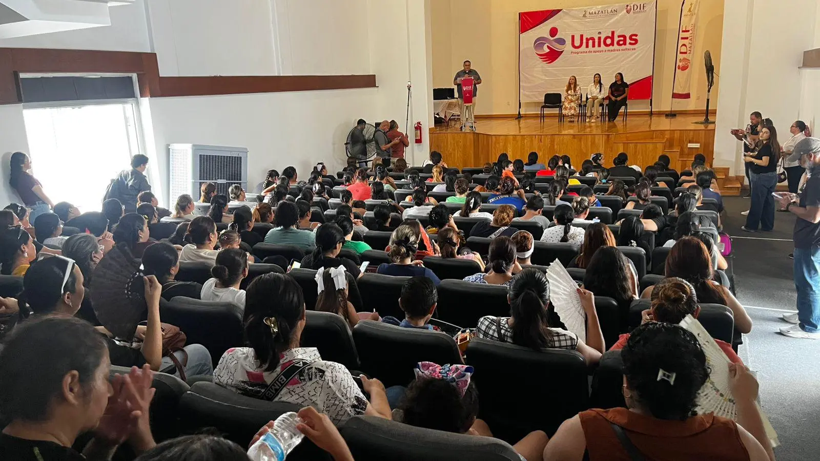 $!Entregan apoyos del programa Unidas a 200 madres solteras en Mazatlán