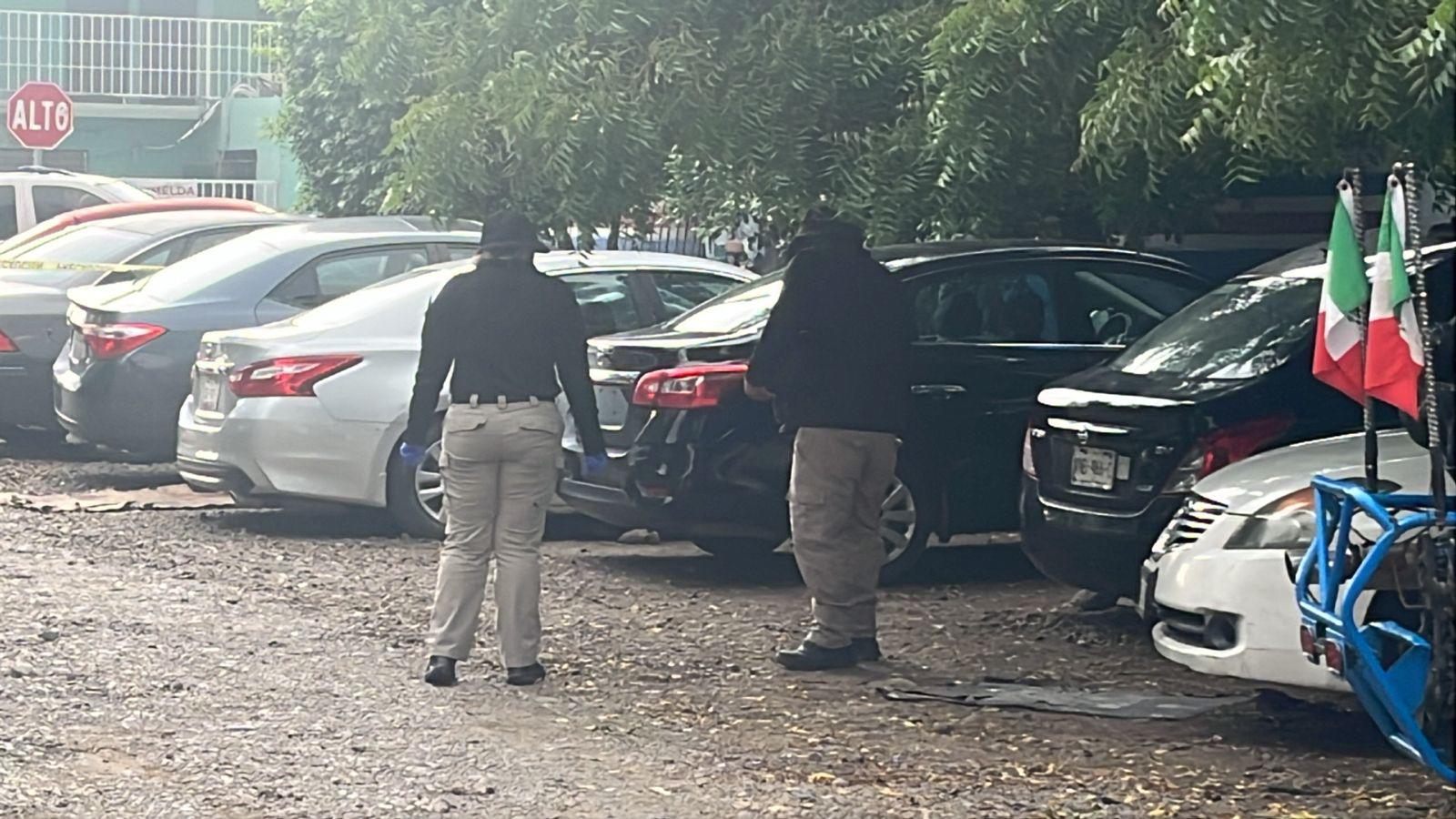 $!Hieren de bala a hombre en la Salvador Alvarado, Culiacán; dos automóviles también recibieron impactos