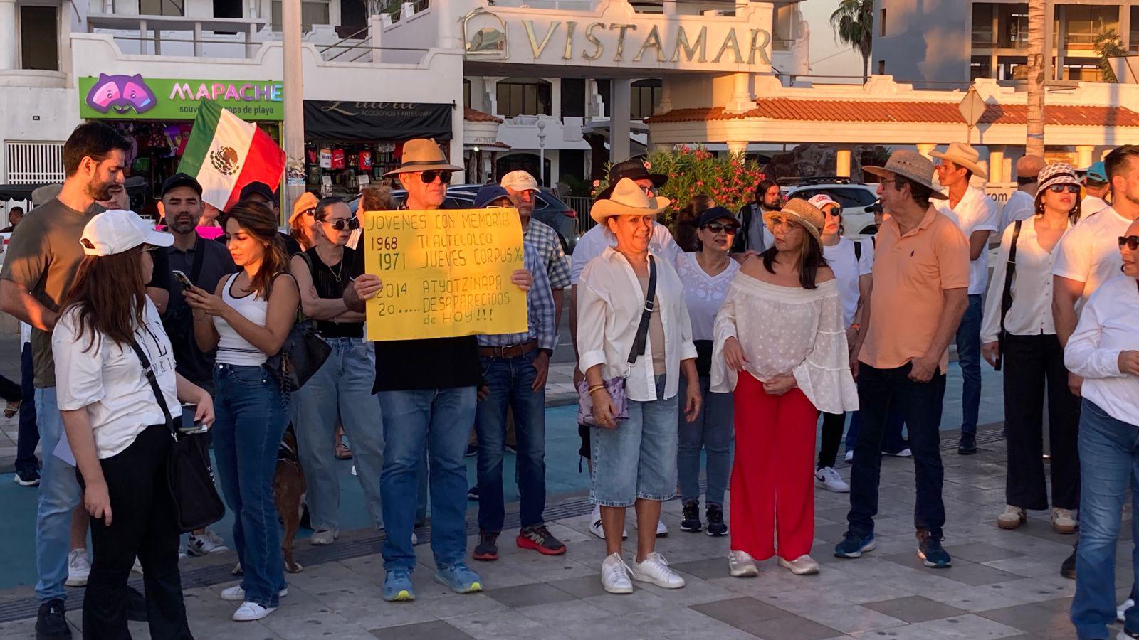 $!Mazatlecos exigen paz y revocación de mandato en marcha en el malecón