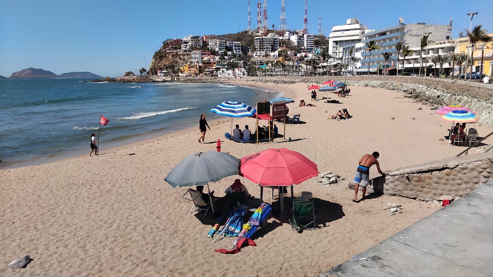 $!‘Puente’ deja poca afluencia turística en Mazatlán; playas concentran a visitantes