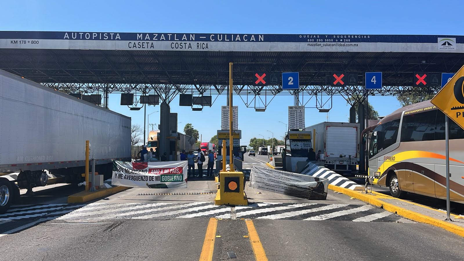 $!Productores mantienen toma indefinida y libre peaje en caseta de cobro de Costa Rica, en Culiacán
