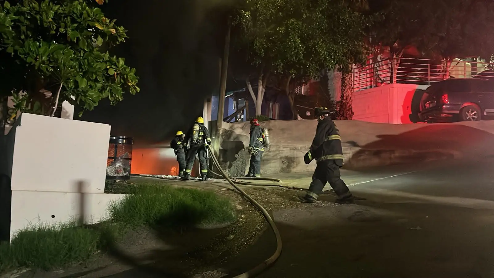 $!Fuego consume camioneta en cochera de la colonia Francisco I. Madero, en Culiacán
