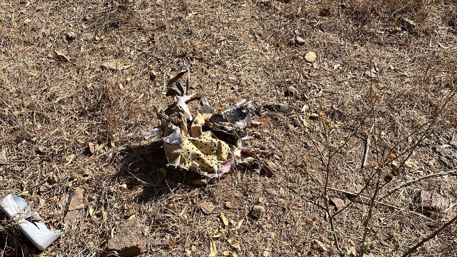 $!Hallan ropa táctica quemada y vehículo baleado en el lugar de la explosión en Culiacán