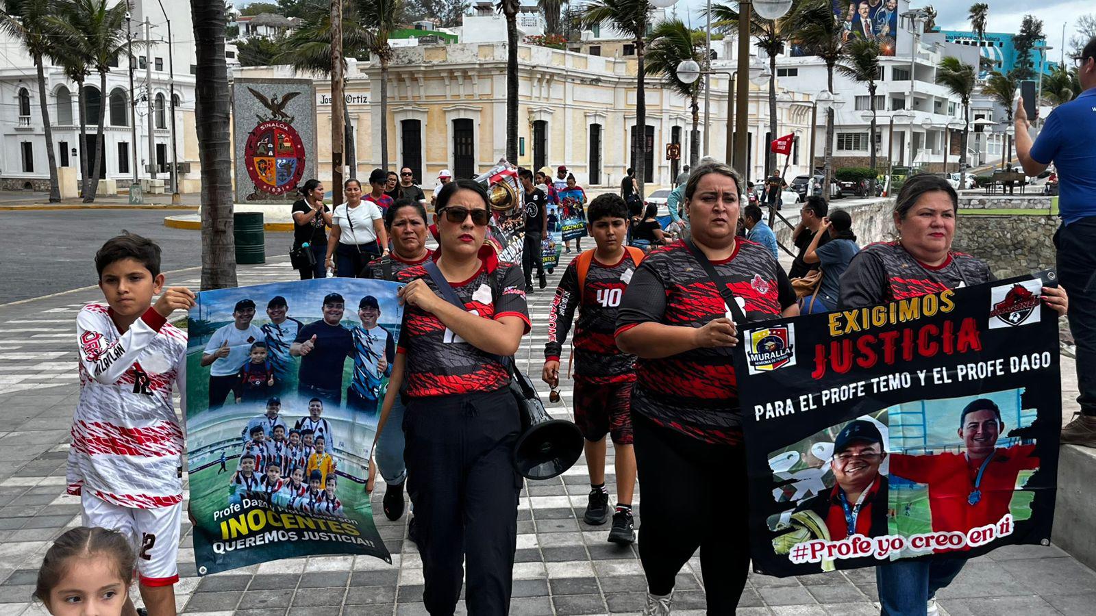 $!Exigen liberación de profesores detenidos en Mazatlán; se manifiestan durante evento turístico