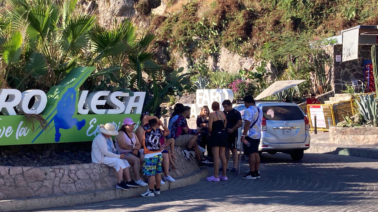 $!Decenas disfrutan la subida al Faro Mazatlán en domingo fresco