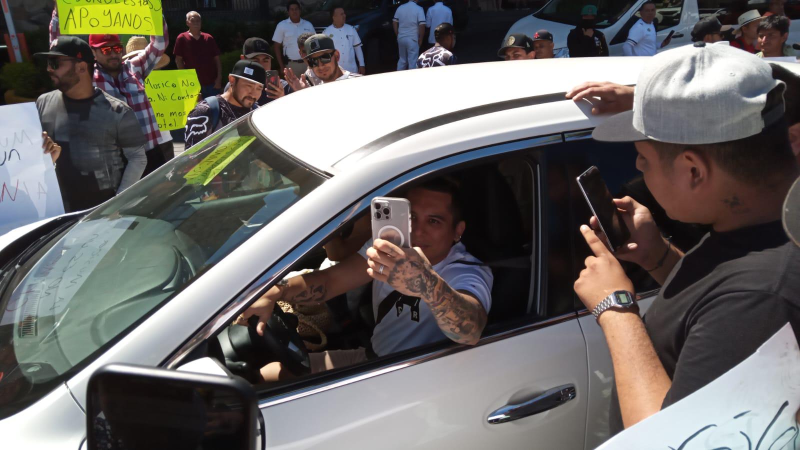$!Se manifiestan músicos tocando y con marcha en plena zona turística