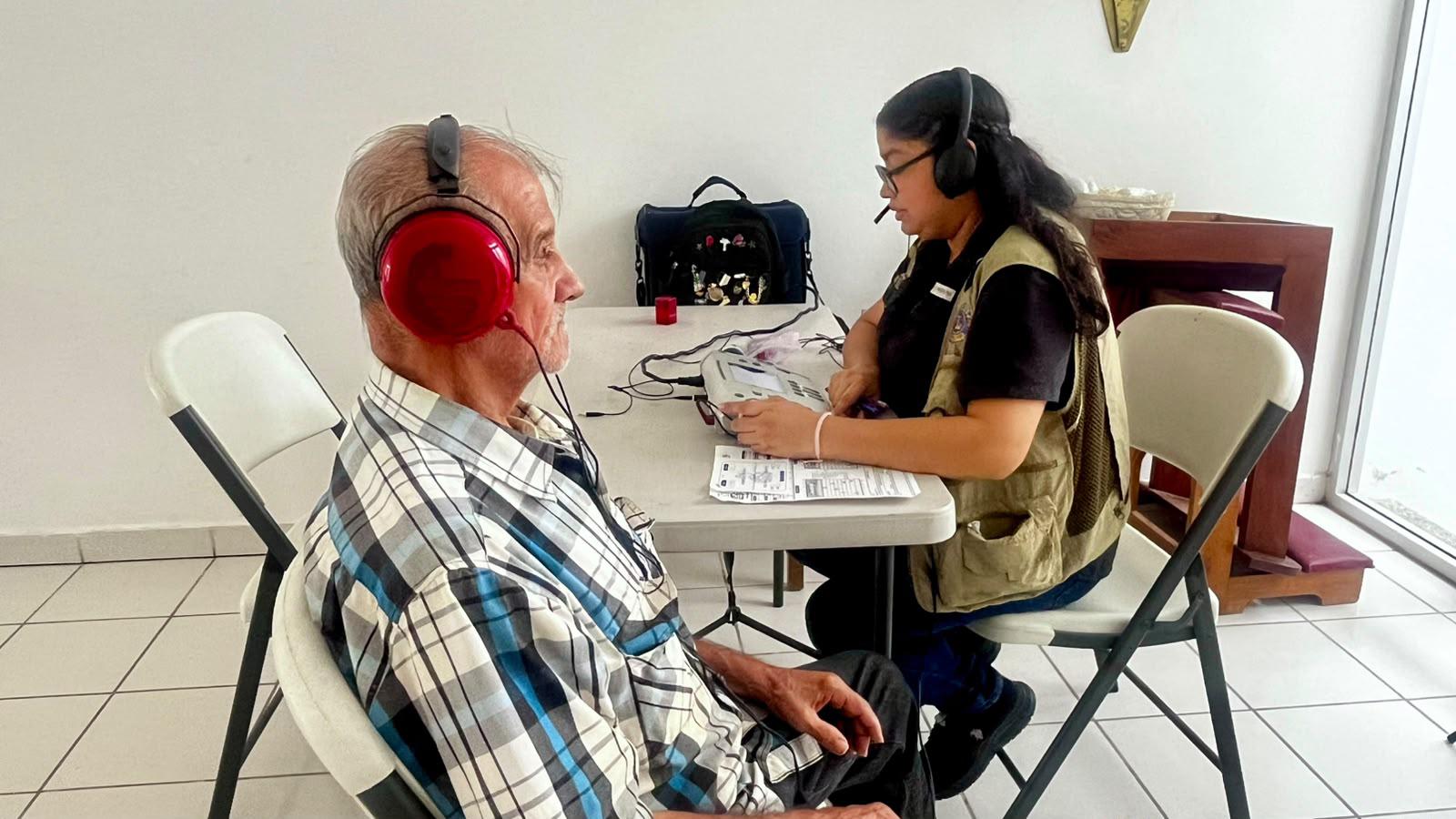 $!Club de Leones Mazatlán entrega aparatos auditivos a bajo costo en Mazatlán