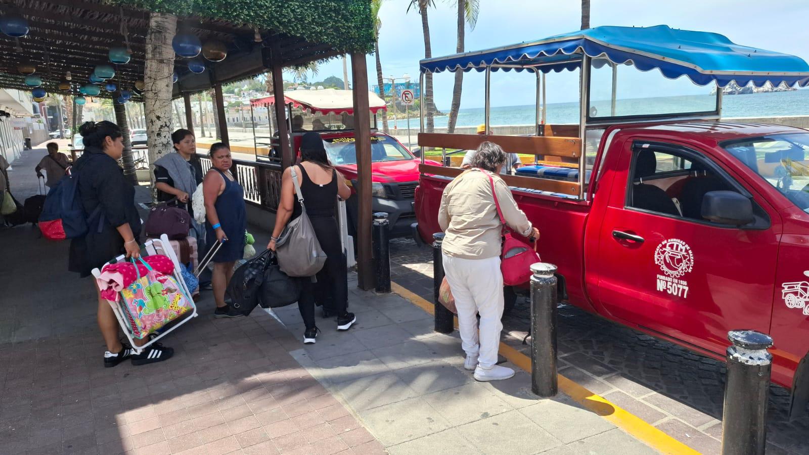 $!Turistas no abandonan Mazatlán pese a que ya finalizó la temporada vacacional