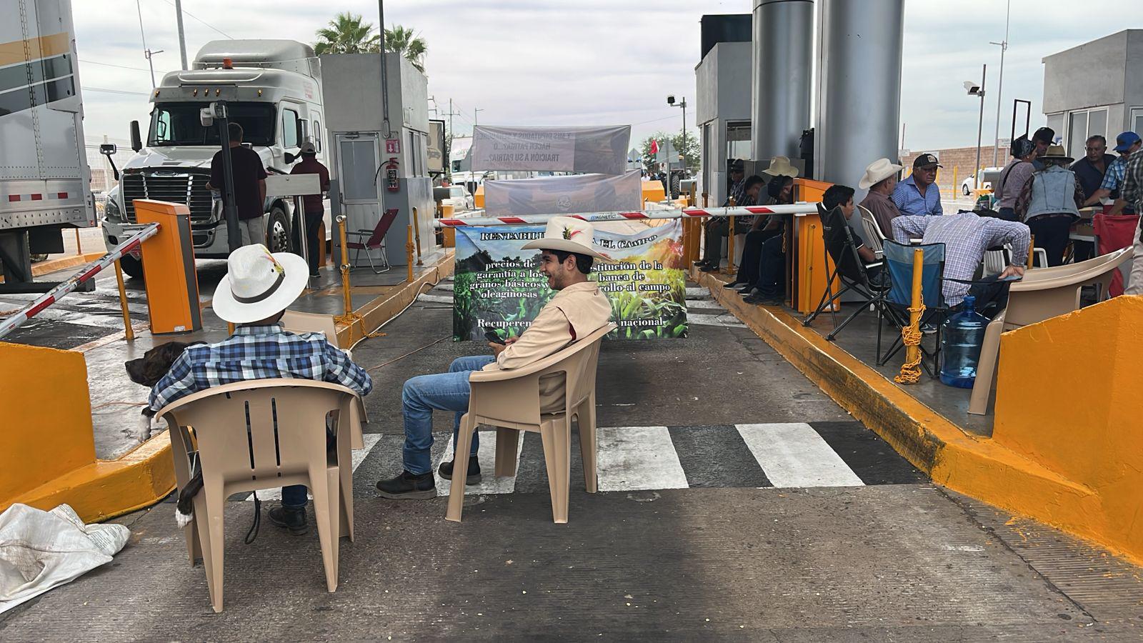 $!Cumple 24 horas protesta de agricultores en caseta El Pisal; mantienen paso libre pero analizan bloquear