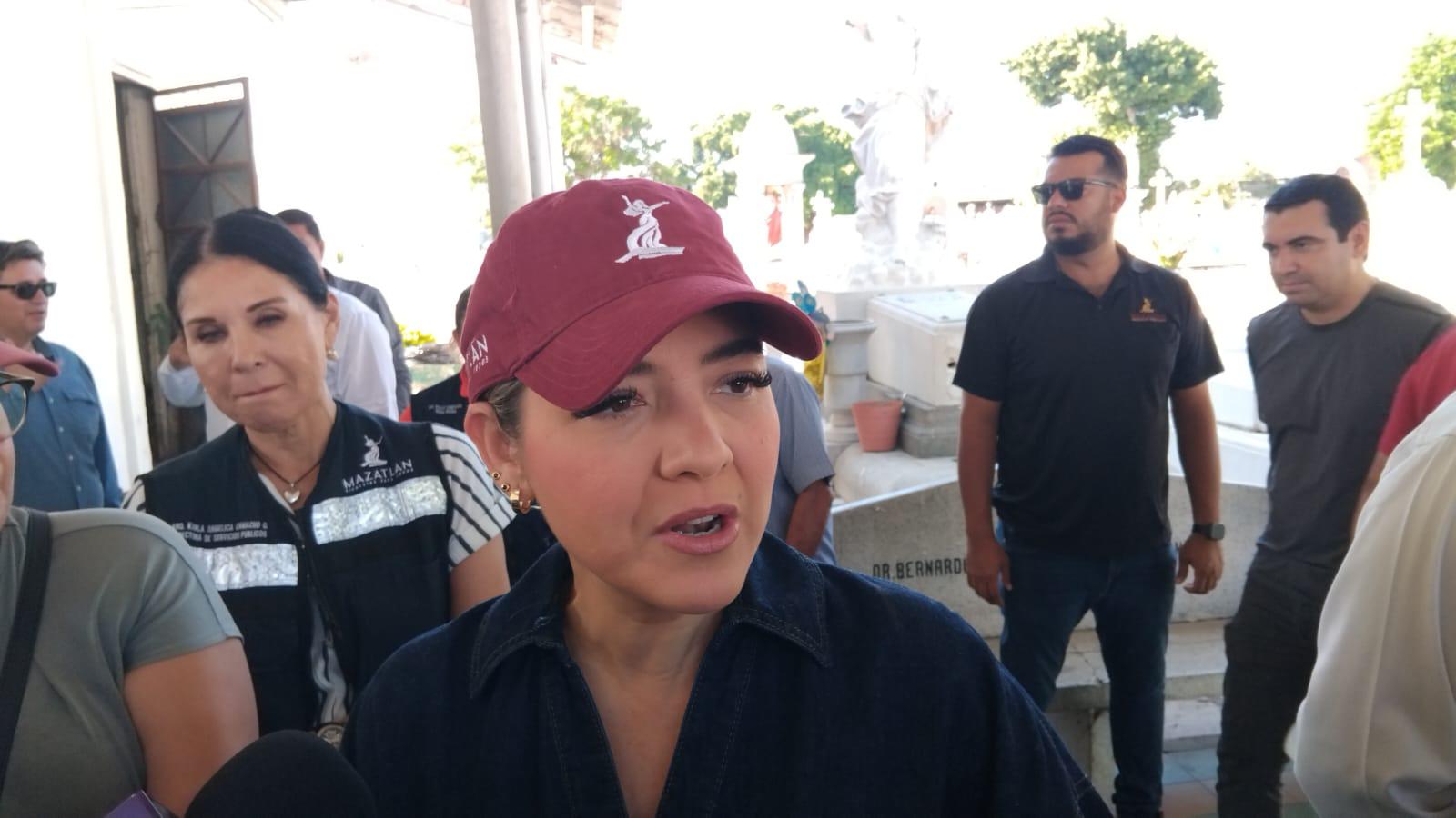 $!Miles de mazatlecos visitan panteones en Día de Muertos bajo fuerte operativo de seguridad