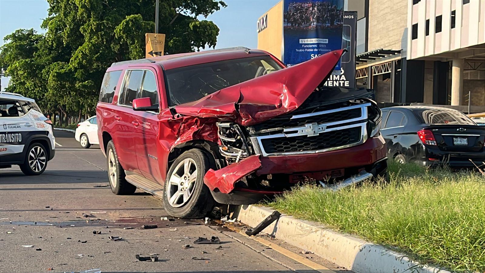$!Aparatoso choque de camionetas de lujo en Culiacán, deja daños millonarios en Tres Ríos