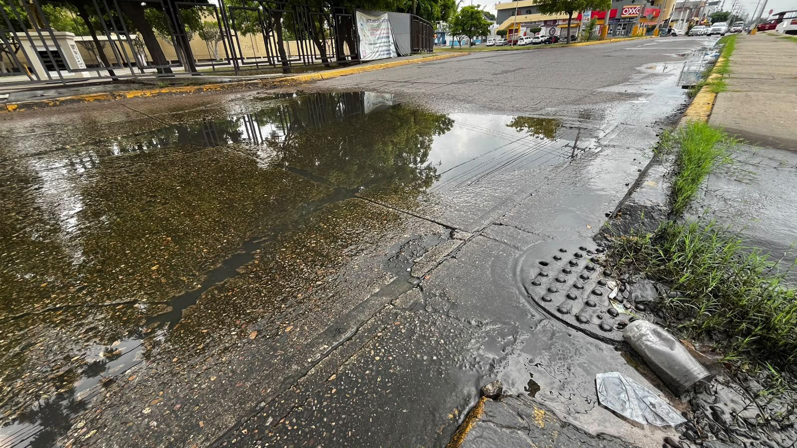 $!Reportan fuga de agua cerca de la Secundaria General 3, en Mazatlán