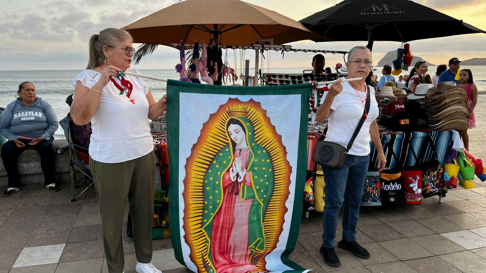$!Cientos de fieles recorren el malecón de Mazatlán en una jornada de oración por la paz