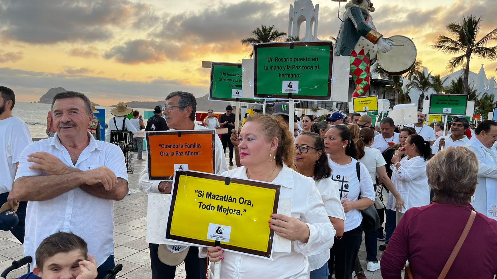 $!Cientos de fieles recorren el malecón de Mazatlán en una jornada de oración por la paz