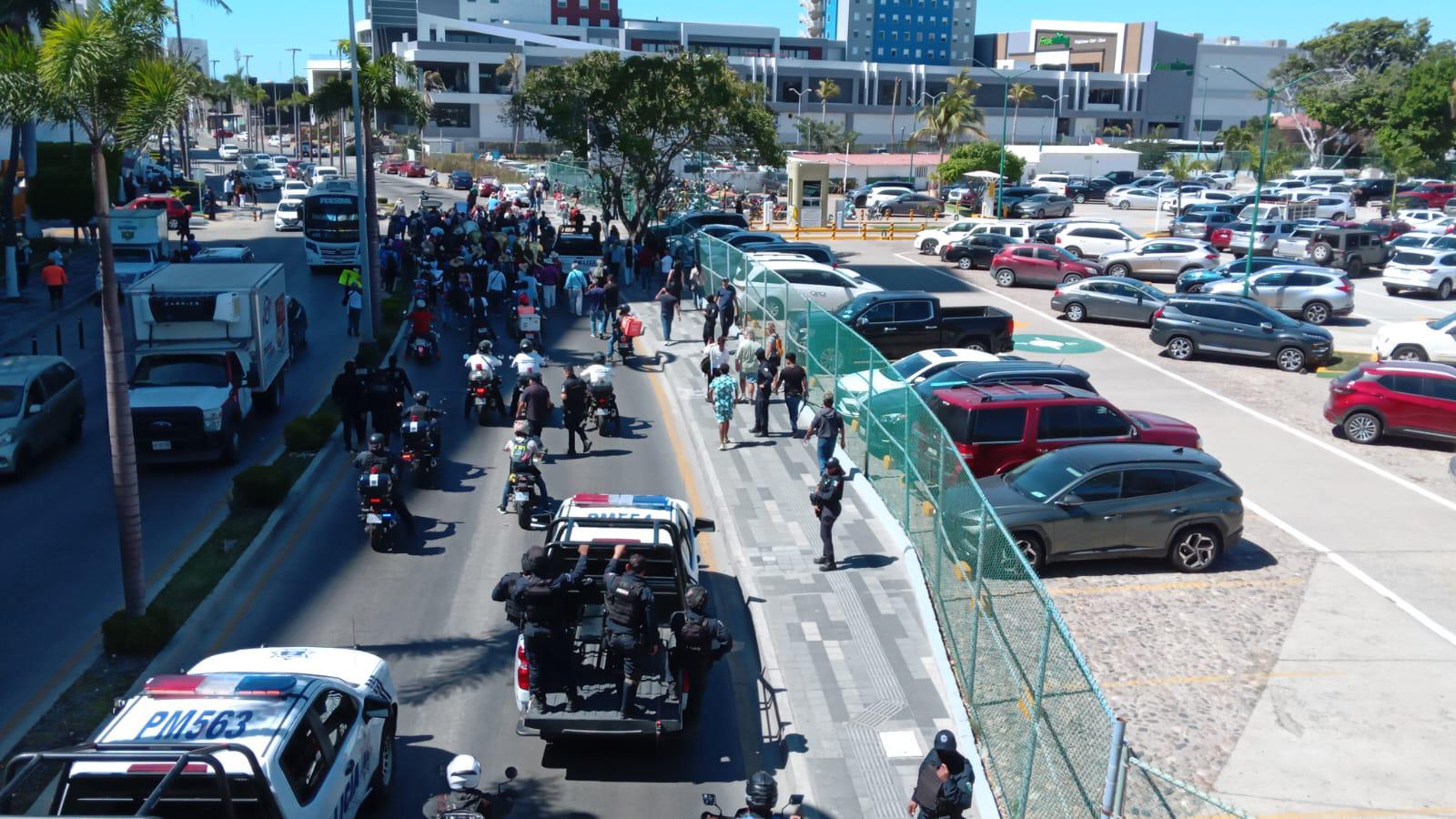 $!Se manifiestan músicos tocando y con marcha en plena zona turística