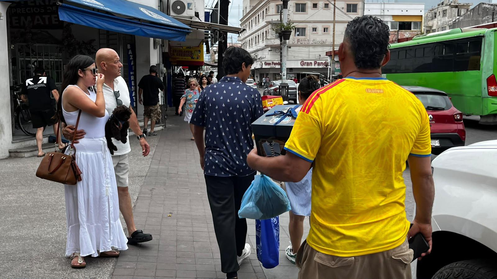 $!Reportan comerciantes poco repunte en ventas por Día del Padre en el Centro de Mazatlán