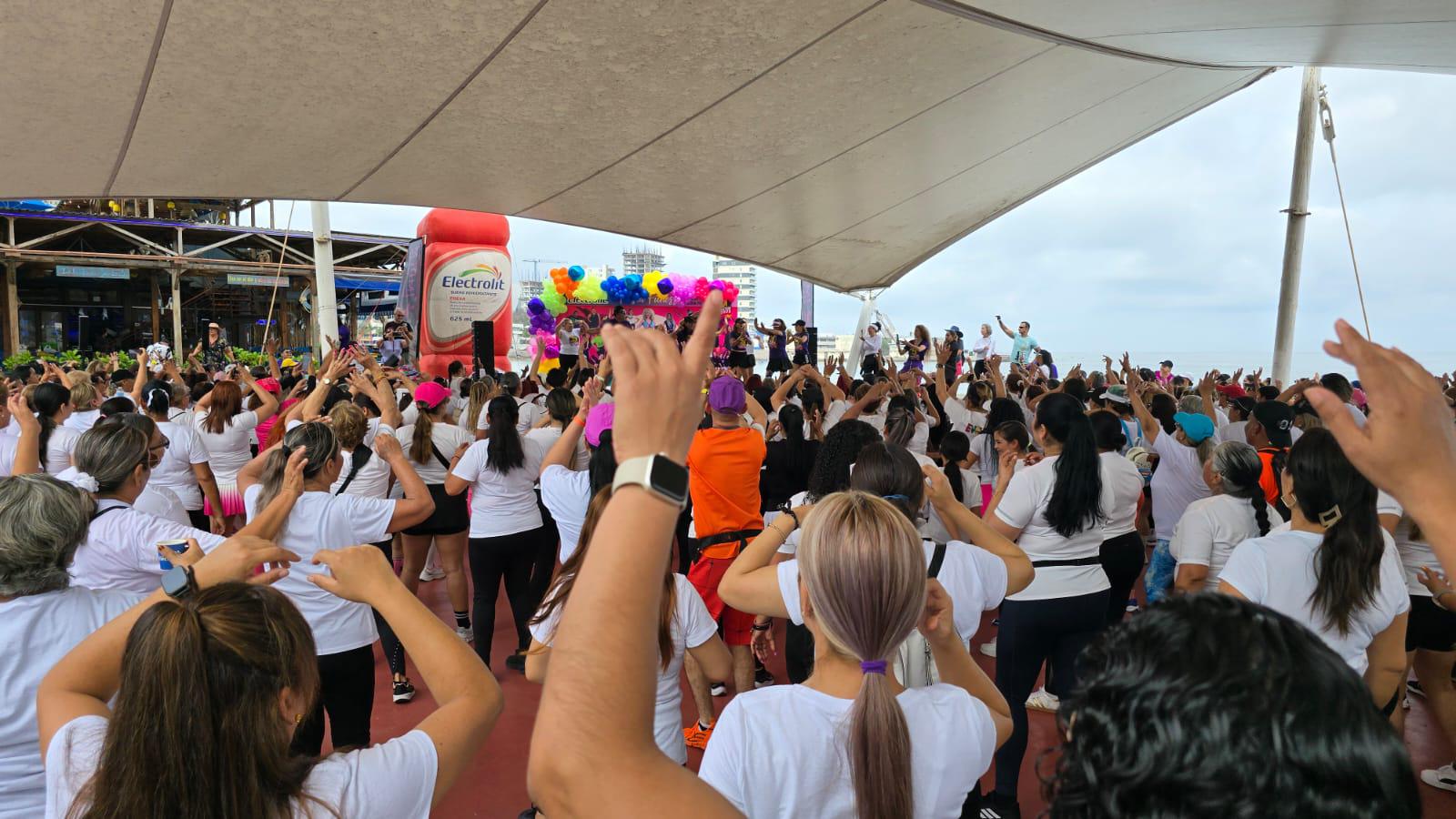 $!Más de 700 personas acuden al quinto Zumbathon, en Playa Norte