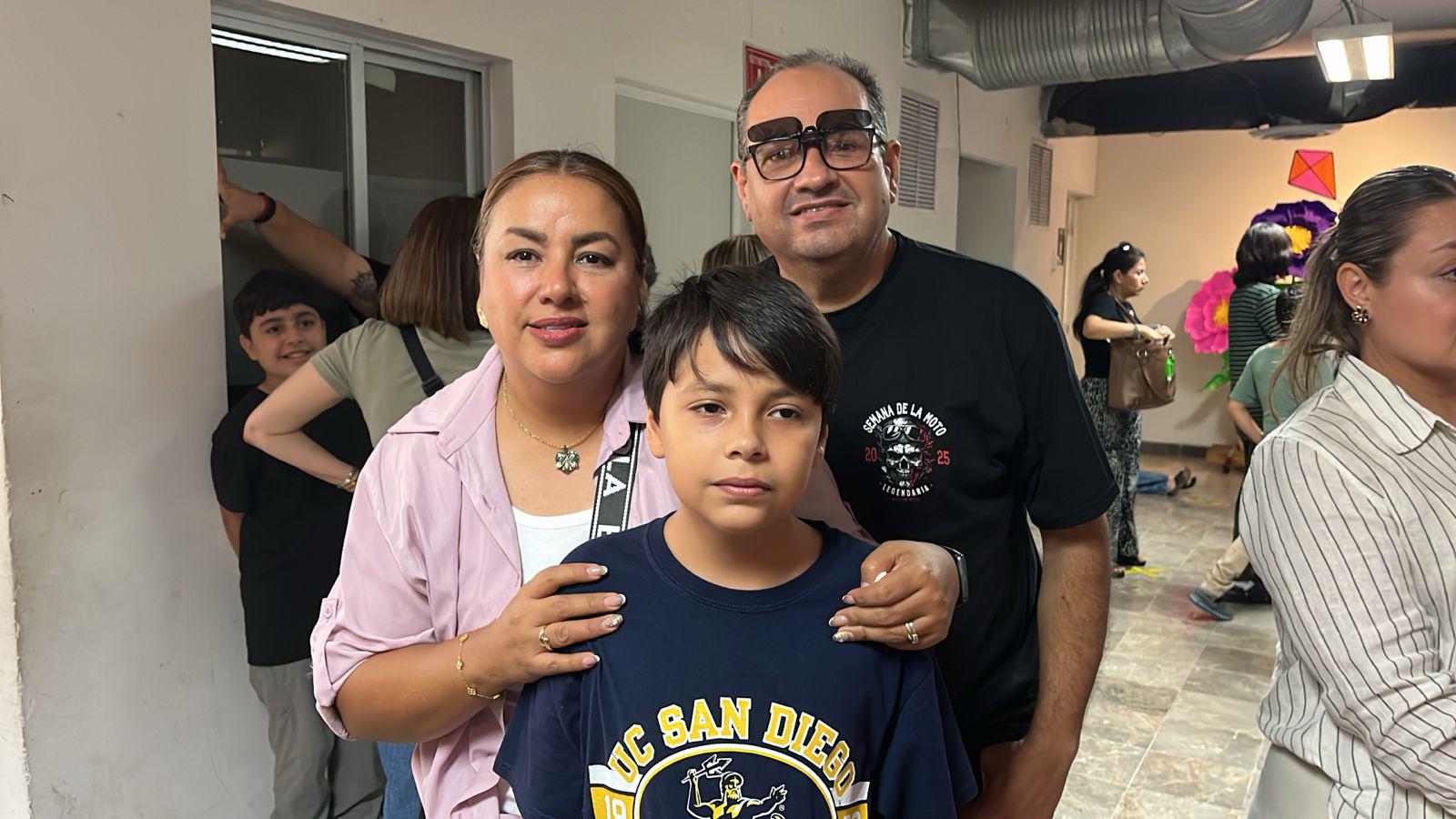 $!Denisse Fong y Marco Vinicio Cota con su pequeño Diego Alexander Cota.