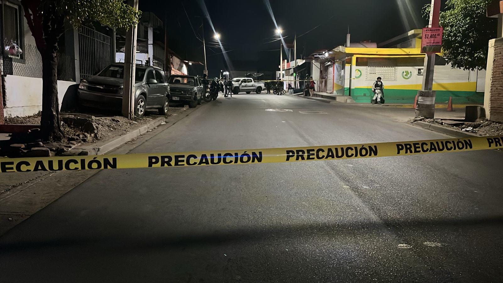 $!Asesinan a balazos a un hombre y hieren a mujer dentro de taquería en Culiacán
