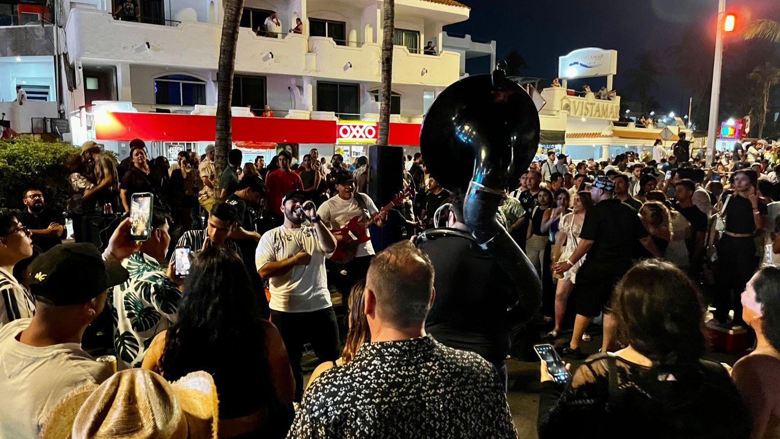 $!Reúne zona de las Letras de Mazatlán a cientos de personas durante el Viernes Santo