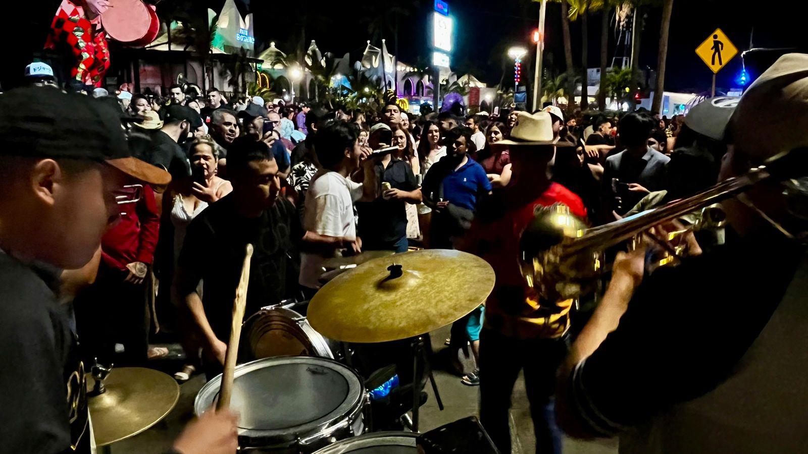 $!Reúne zona de las Letras de Mazatlán a cientos de personas durante el Viernes Santo
