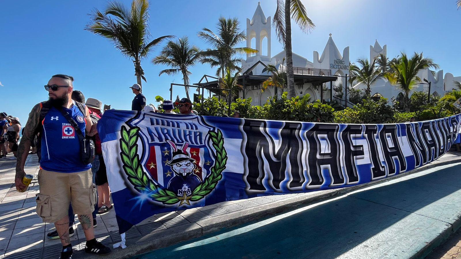 $!#FOTOS | Afición de Cruz Azul abarrota el parador fotográfico de Mazatlán