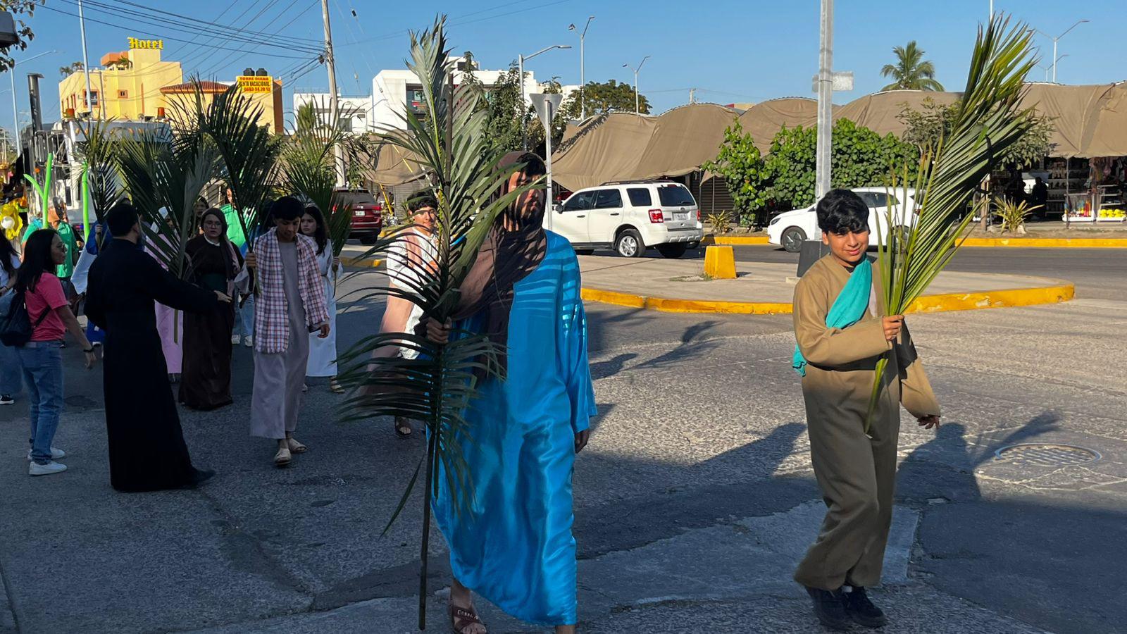 $!Recuerdan jóvenes el sentido de la Semana Santa con manifestación en Mazatlán