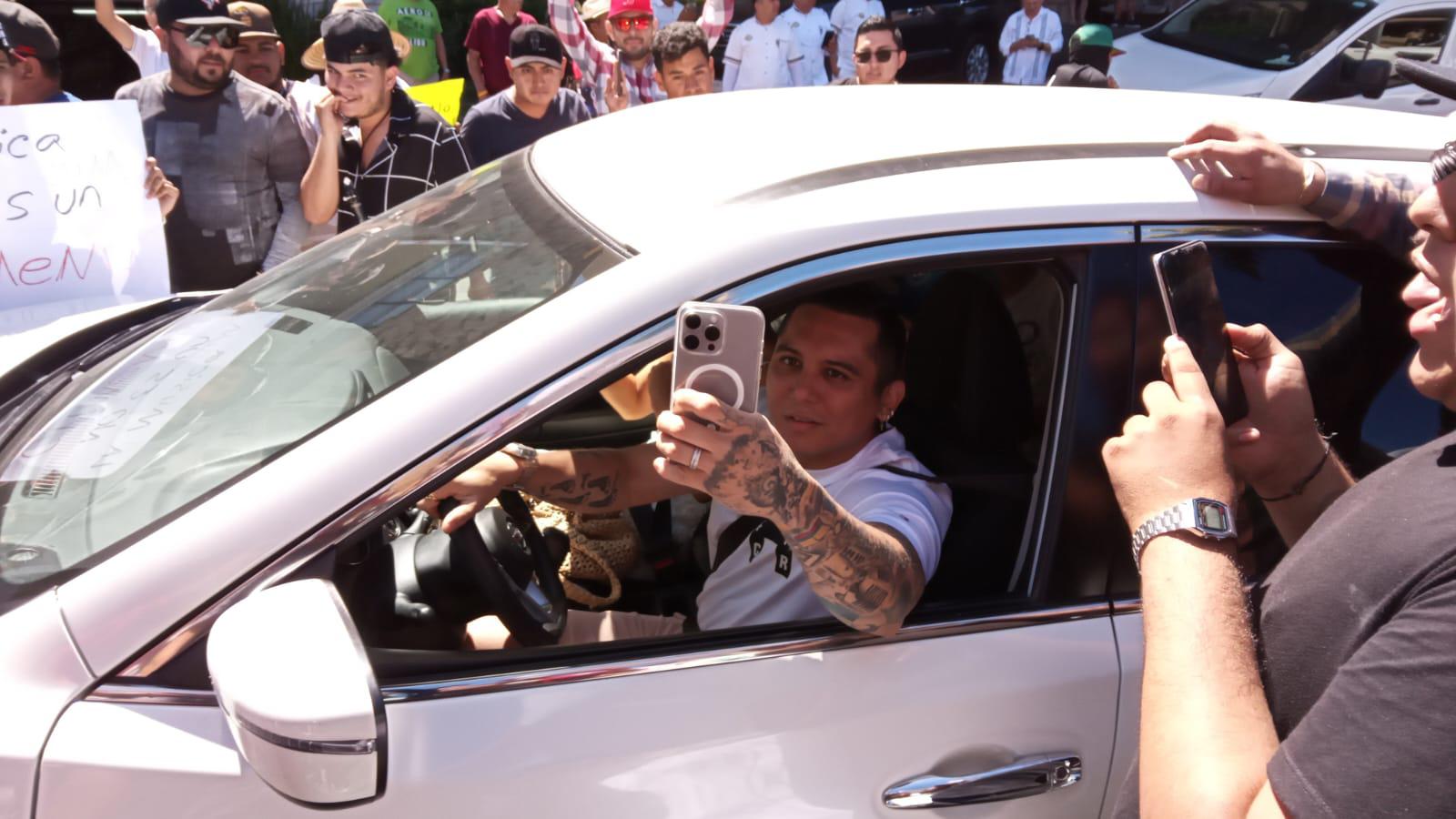 $!Se manifiestan músicos tocando y con marcha en plena zona turística