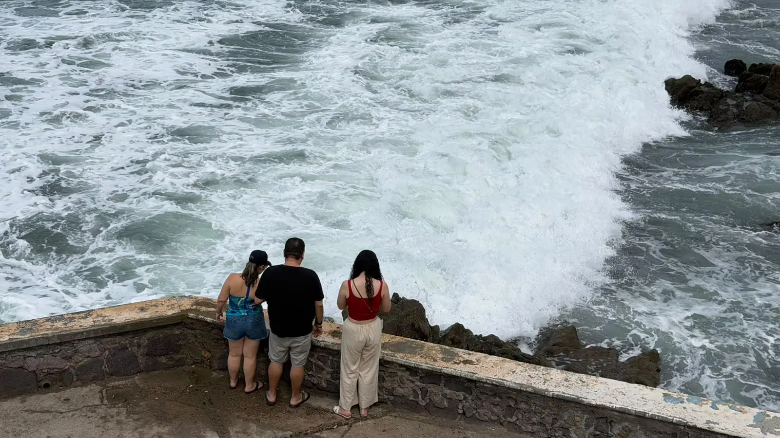 $!Se registra fuerte oleaje en playas de Mazatlán por efectos del huracán Trudy