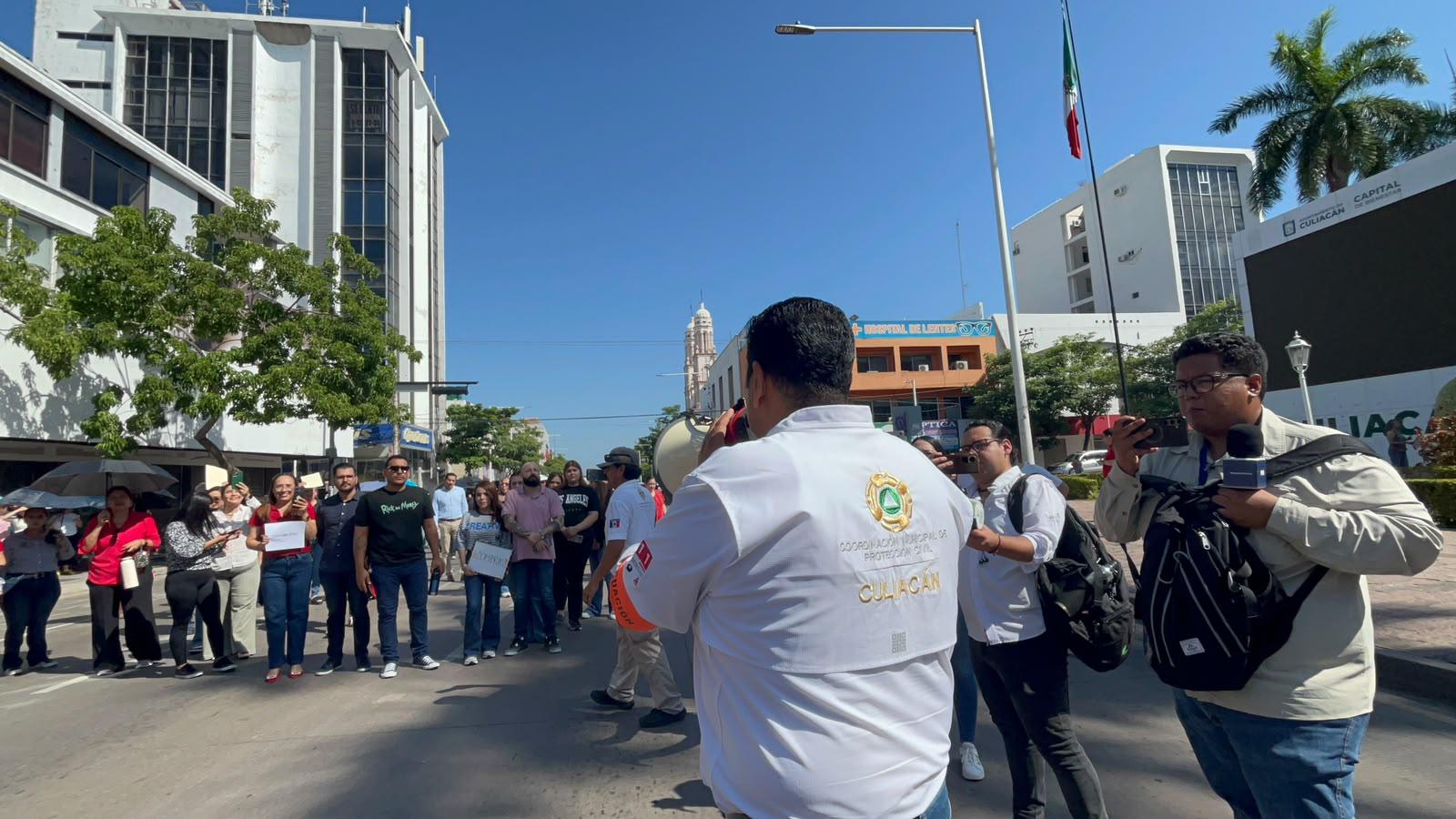 $!Evacúan a más de mil 270 personas del Ayuntamiento de Culiacán durante simulacro de sismo