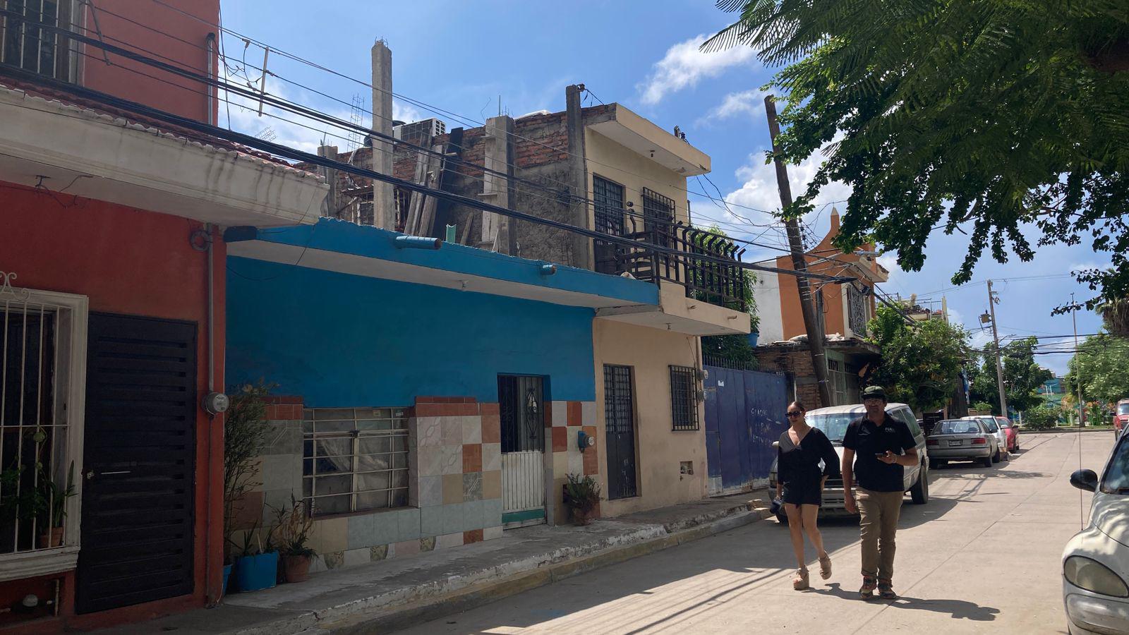 $!Denuncian vecinos de colonia Anáhuac, en Mazatlán, potencial peligro por cables de alta tensión flojos