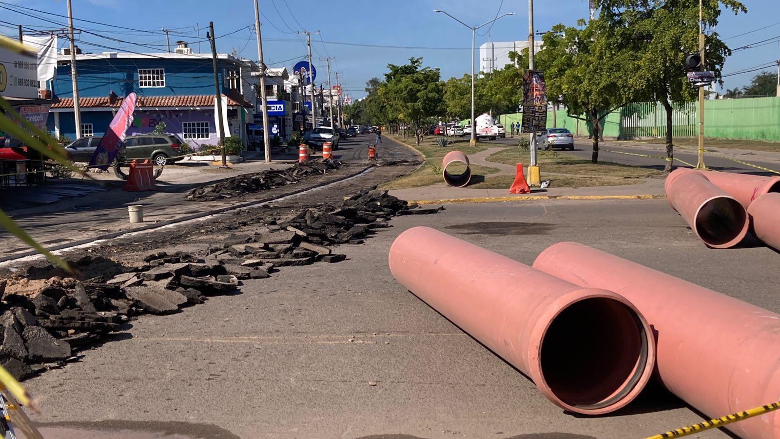 $!Genera congestionamiento vehicular cierre de tramo de Avenida Insurgentes por obras en colector sanitario