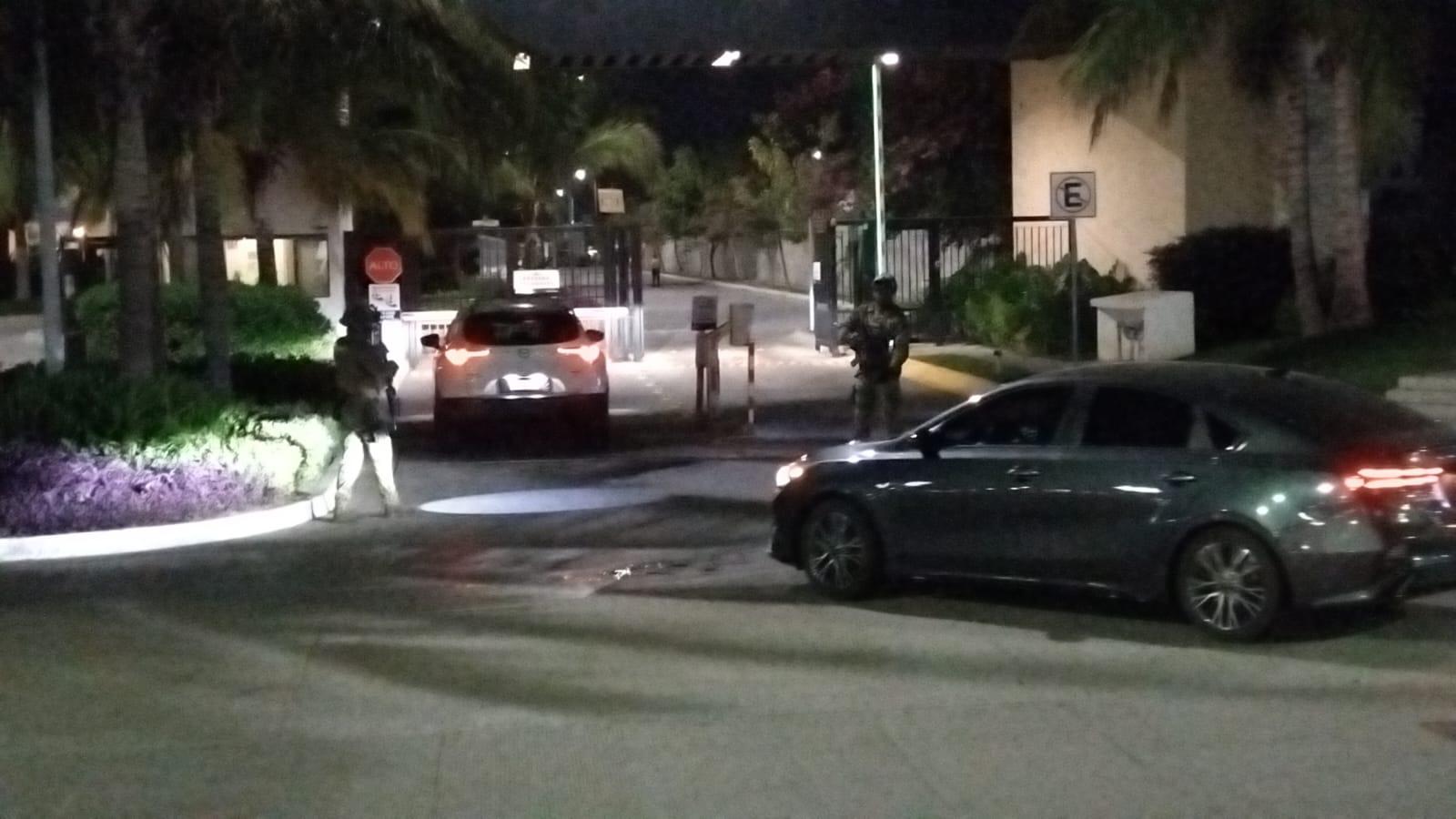 $!Fuerzas federales sitian coto residencial de Mazatlán con apoyo de un helicóptero